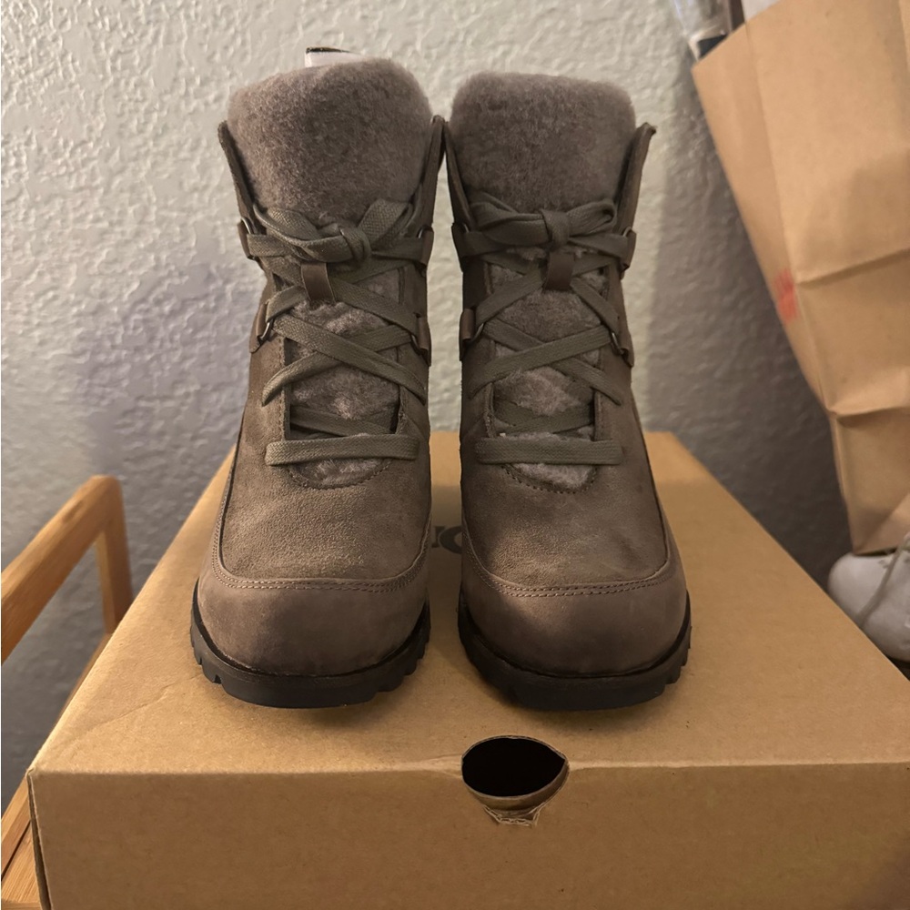 UGG WINTER BOOTIES